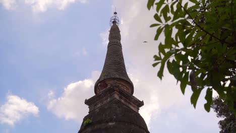 Revelación-Del-Templo-Wat-Umong-Suan-Phutthatam-En-El-Hermoso-Día-Del-Cielo-Azul