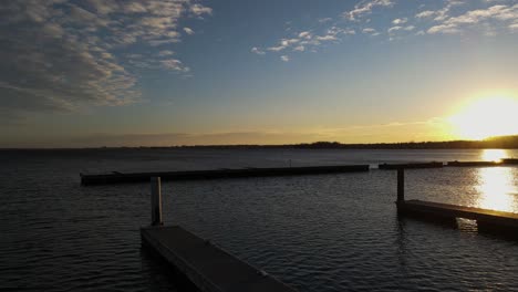 Morgens-Schwenk-Zu-Den-Docks-Am-Muskegon-Lake