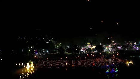 Hermoso-Paisaje-Cinematográfico-Con-Linternas-Flotantes-En-El-Festival-Yi-Peng-En-Tailandia