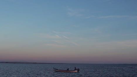 Barco-De-Pesca-único-Que-Pasa-Por-El-Horizonte