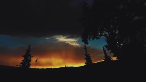 Dunkle-Beleuchtung-Dramatischer-Himmel-Zeitraffer-Von-Erstaunlicher-Aussicht-In-Griechenland