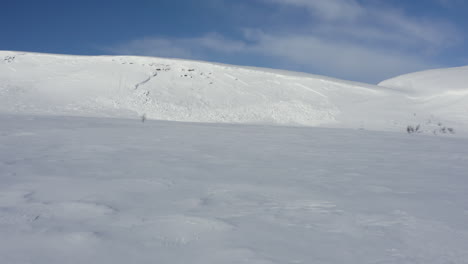 Vista-Aérea-De-Una-Pequeña-Avalancha-De-Nieve-En-Las-Montañas-Del-Norte-De-Suecia