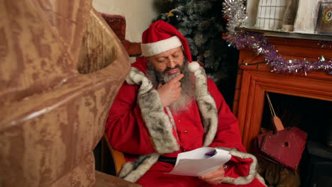Der-Weihnachtsmann-Redet-Seine-Freche-Und-Nette-Liste-In-Der-Weihnachtsgrotte-Am-Nordpol