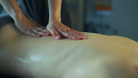 Masseur-Massiert-Den-Rücken-Des-Mädchens-Mit-Massageöl