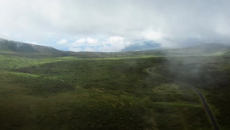 Azores,-Pico-Island-Greenlands-Con-Nubes-Bajas-Sobre-Un-Camino-Sinuoso