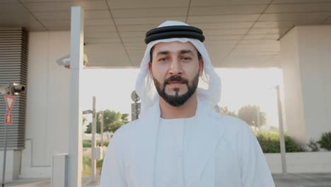 Hombre-árabe-Emirato-Caminando-En-El-Estilo-Kandura-De-Los-Emiratos-árabes-Unidos