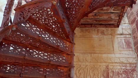 Escalera-De-Hierro-Oxidado-Vintage-Desde-Un-ángulo-Plano-En-El-Video-Del-Día-Tomado-En-El-Fuerte-De-Mehrangarh-Jodhpur-Rajasthan-India