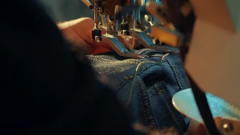 Detailbild-Vom-Nähen-Von-Jeans-In-Der-Jeansproduktionsfabrik