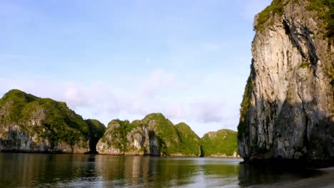 Ha-Long-Bay,-Vietnam---Die-Faszinierende-Natürliche-Felsformation-Am-Wasser-Mit-Grünbewachsener-Spitze---Zeitraffer