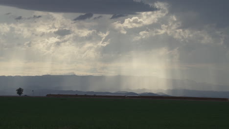 Sonnenstrahlen,-Die-Durch-Intensive-Wolken-über-Den-Feldern-Des-Imperial-Valley-In-Südkalifornien-Schneiden
