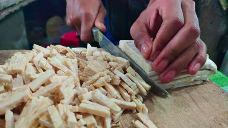Preparing-tempe,-a-traditional-staple-delicacy-made-from-soybean-that-is-cheap-to-find-in-Indonesia