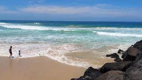 Costa-Dorada---Qld---Palm-Beach,-Australia---Bandeja-Ancha