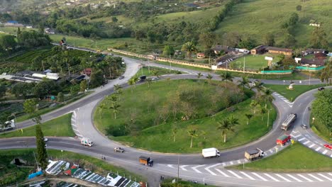 Zeitraffer-Luftbildvideo-Eines-Kreispunktes-Der-Kolumbianischen-Nationalroute.-Sie-Können-Sehen,-Wie-Die-Autos-Den-Kreispunkt-Passieren,-Bis-Sie-Den-Sonnenuntergang-Sehen