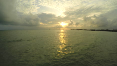 Sonnenaufgang-über-Dem-Ozean-In-Den-Tropen-Für-Schiefer---Niedriger-Drohnenschuss