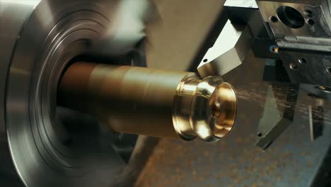 Mann-Formt-Kupfer-In-CNC-Maschine