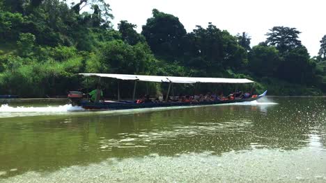 Vorbei-An-Einem-Longtail-boot-Auf-Dem-Tembeling-River-Im-Malaysischen-Dschungel