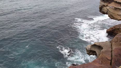 Blue-Waves-Crashing-On-Rocky-Cliff-In-Bronte-Beach,-Australia---Closed-During-The-Coronavirus