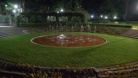 Hermosa-Fuente-De-Agua-En-El-Jardín-Sandringham---Hyde-Park-Sydney,-Nsw,-Australia---Vista-Nocturna---Plano-Medio