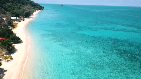 Beeindruckende-Luftaufnahme-Der-Küsten-Der-Malaysischen-Insel-Tioman-Island-Mit-Kleinen-Wellen,-Die-Ruhig-Den-Strand-Erreichen
