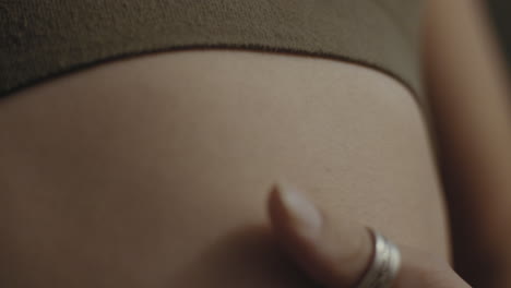 Female-stomach-breathing-from-the-front-4k