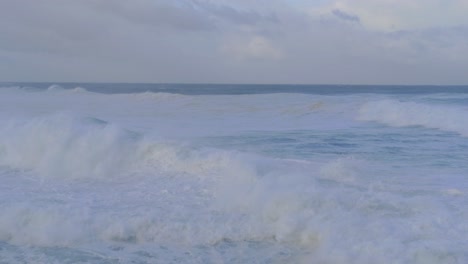 Stürmische-Wellen-Rollen-Am-Bronte-Beach---Sydney,-Nsw,-Australien---Volle-Aufnahme