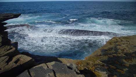 Meereswellen,-Die-An-Der-Felsigen-Küste-Spritzen---östliche-Vororte-In-Sydney,-New-South-Wales,-Australien