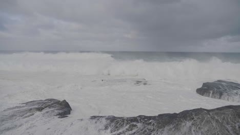 Gefährliche-Wellen,-Die-Auf-Den-Felsen-In-Clovelly-Beach-Krachen---Sturm-In-Sydney,-Australien---Nahaufnahme