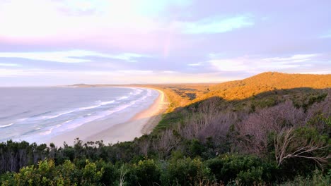 Ruhiger-Und-Leerer-Strand-Von-Crescent-Head---Blick-Auf-Die-Berge-Mit-Farbenfrohem-Himmel-Bei-Sonnenaufgang---Sydney,-NSW,-Australien