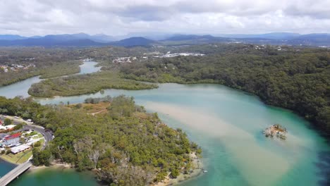 Scenic-View-Of-Tallebudgera-Creek-In-Summer---Lush-Green-Forest---Burleigh-Heads-National-Park---Gold-Coast,-QLD,-Australia