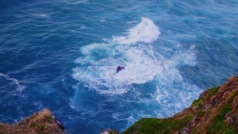 Ein-Wirbel-Aus-Blauen-Wellen-Im-Pazifischen-Ozean---Crescent-Head-Beach-Mit-Schäumenden-Meereswellen---NSW,-Australien