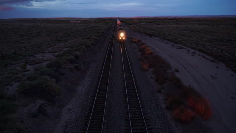 Annäherung-An-Einen-Güterzug-In-Arizona-Mit-Eingeschalteten-Scheinwerfern