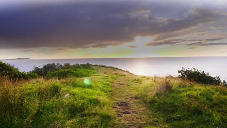 Schöne-Ansicht-Des-Sonnenaufgangs,-Der-über-Dem-Ruhigen-Meer-Scheint---üppige-Küste-In-Der-Nähe-Von-Crescent-Head-Beach---Sydney,-Nsw,-Australien