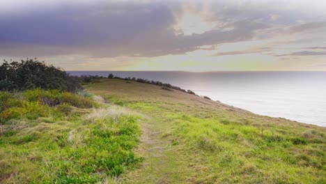 Atemberaubende-Landschaft-Mit-Ruhigem-Ozean-Bei-Sonnenaufgang---Crescent-Head-Beach-Im-Sommer---Sydney,-New-South-Wales,-Australien