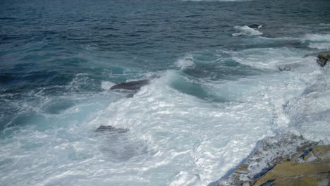 Blue-Ocean-Waves-Splashing-On-The-Rocky-Shore---Eastern-Suburbs---Coronavirus-In-Sydney,-NSW,-Australia