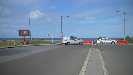 Carretera-Cerrada---Vehículos-De-Emergencia-Estacionados---Clovelly-Beach,-Sydney,-Australia