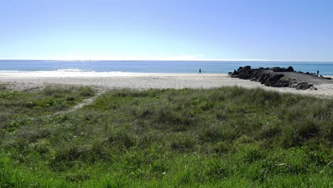 Playa-De-La-Costa-Dorada-Durante-El-Verano---Océano-Y-Cielo-Azul---Playa-De-Palmeras---Queensland,-Australia