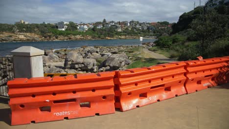 Orangefarbene-Barrieren-Blockieren-Den-Zugang-Zum-Strand-In-Gordons-Bay---östliche-Vororte---Coronavirus-pandemie-In-Sydney,-Nsw,-Australien