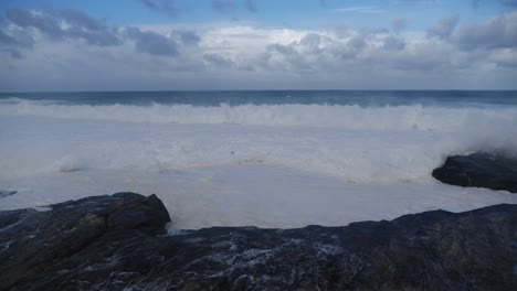 Schöne-Weiße-Wellen,-Die-Auf-Felsen-Spritzen---Clovelly-Cliff-Sydney-Australien