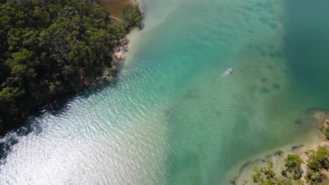 Sailing-over-the-turquoise-waters-of-the-Tallebudgera-Creek-Queensland-Australia