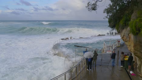 Leute,-Die-Die-Rauen-Wellen-Während-Des-Sturms-Beobachten---überlaufendes-Wasser-Aus-Den-Bronte-bädern---Sydney,-Nsw,-Australien