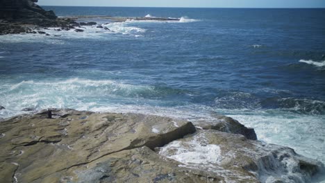 Weiße-Wellen,-Die-Auf-Die-Felsen-Spritzen---Clovelly-Beach,-Australien---Breit