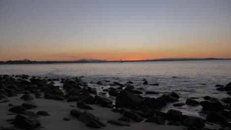 Sonnenuntergang-über-Der-Felsigen-Sonnenscheinküste---Qld-Queensland-Australien---Breit
