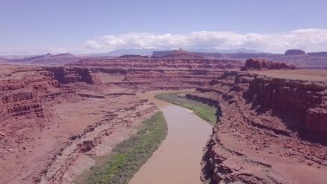 River-in-Red-Sandstone-Landscape-in-Moab,-Utah,-USA,-Aerial-Ascending