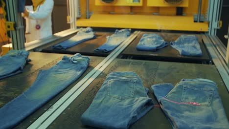 Fábrica-De-Mezclilla-Usando-Rayos-Láser-Para-Hacer-Diseños-En-Jeans-Azules