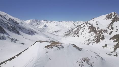 Schnee-Alpine-Berglandschaft,-Abfahrtsskigebiet,-Luft-Nach-Vorne