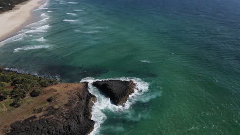 Tourist-Attraction---Blue-Waves-At-Fingal-Head-Beach-And-Causeway---Giant's-Causeway-Volcanic-Rocks---New-South-Wales,-Australia