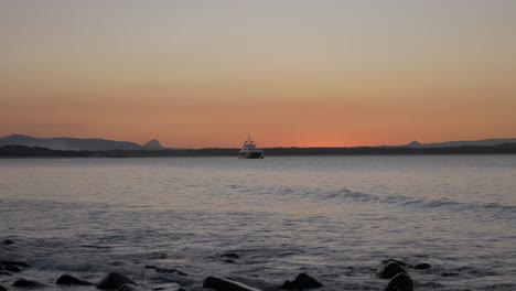 Ship-Adrift-On-The-Waters-In-Noosa-At-The-Northern-End-Of-Sunshine-Coast-On-A-Sunset---Queensland,-Australia---wide-shot