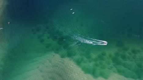 Top-down-View-Of-Speedboat-Cruising-On-The-Sparkling-Water-Of-Tallebudgera-Creek---Summer-Adventure-In-Palm-Beach,-Queensland,-Australia---aerial-drone