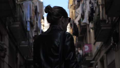 Porträt-Eines-Fröhlichen-Jungen-Kaukasischen-Mädchens-Mit-Sonnenbrille-Lächelt-In-Die-Kamera-Auf-Bunten-Straßen-Von-Barcelona,-Spanien,-Tag,-Mittlere-Nahaufnahme,-Zeitlupe,-Handgehalten