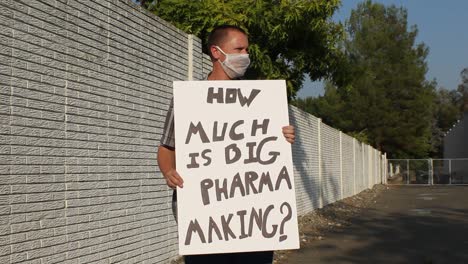 Anti-Covid-Demonstrant-Mit-Netzmaske-–-Wie-Viel-Macht-Große-Pharmaindustrie?